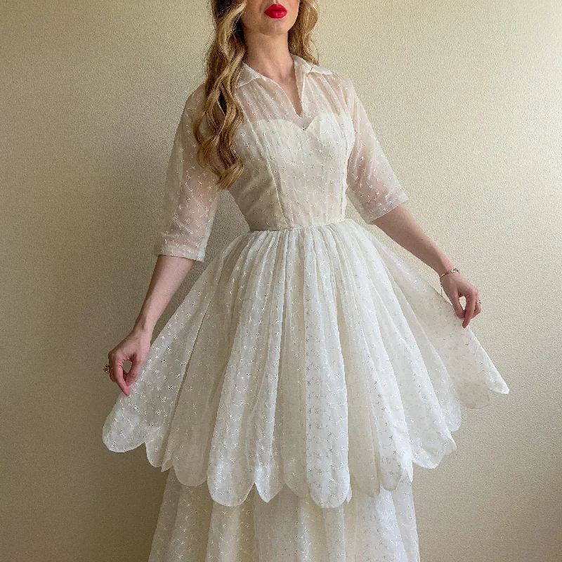 Unmissable Offer Stunning 1950s Scalloped Hem Wedding Dress With Embroidery (XS)