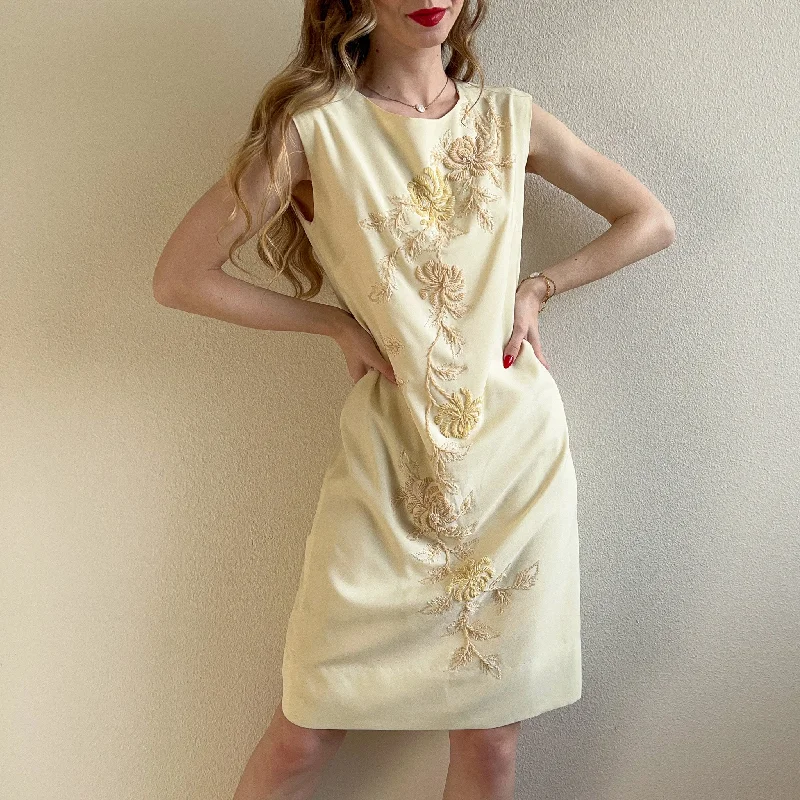 Bargain Prices 1960s Ivory Shift Dress With Beaded Flowers (S/M)