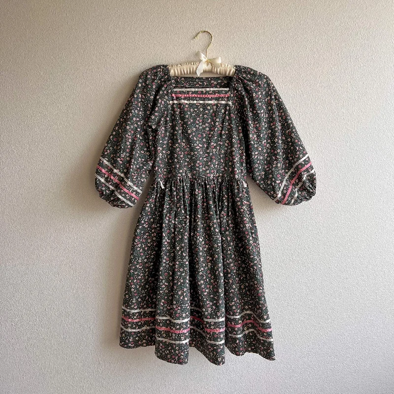 Weekend Special Charming 1970s Grey Floral Cotton Prairie Dress (XS)